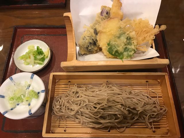 何も付けずに食した新蕎麦は風味と甘さを感じられました。林檎やエノキの天麩羅はお初で美味しにビックリ!_十割そば 大善