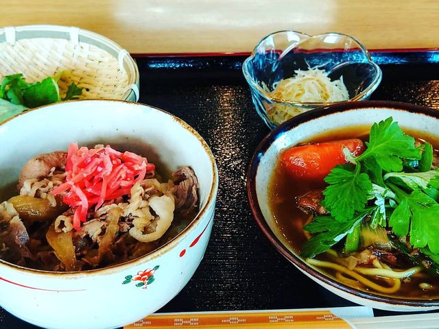 牛丼・牛そばセット
牛丼トッピングもいろいろ種類も豊富
小鉢のパパイヤの酢和えも絶品!_川平の宿 やすらぎ レストラン