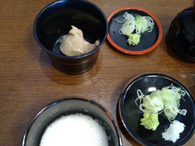 上がくるみだれのペースト。下はとろろです_信州蕎麦の草笛 上田お城前店
