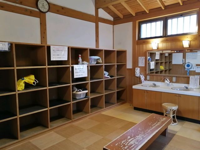 男湯脱衣場_下湯沢共同浴場 駒子の湯