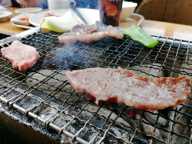 肉の焼ける音と匂いがたまりません_天野ファミリーファーム
