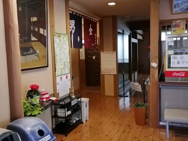 フロント前_下湯沢共同浴場 駒子の湯