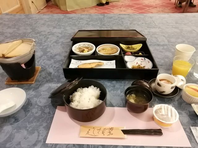 ご飯お替り必至のメニューです_雪国の宿 高半