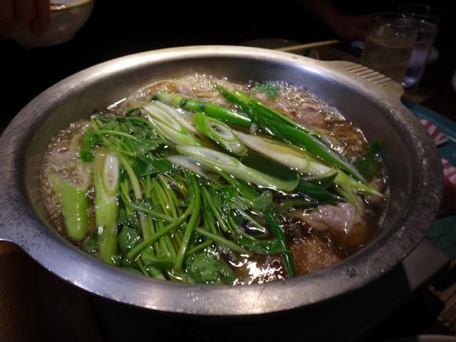 鴨鍋。「鴨が葱を背負って来る」という慣用句も頷けます。_藤乃