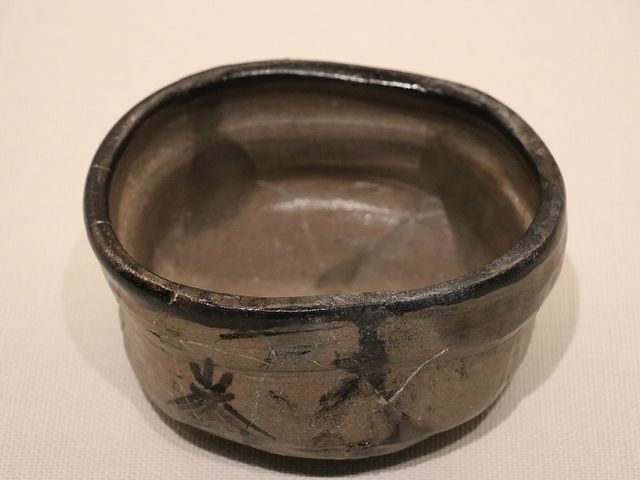 出土した唐津茶碗。_さかい利晶の杜