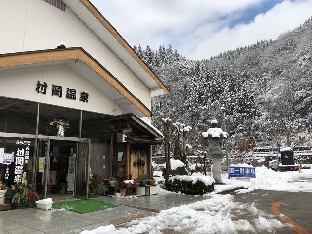 冬の外観。
雪化粧も良いですね!_村岡温泉