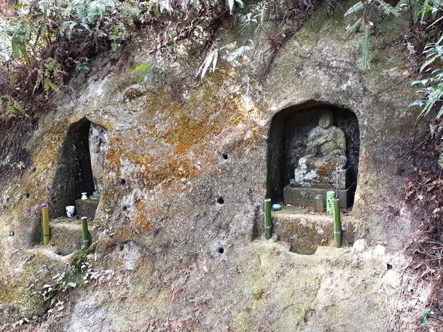 遊歩道に沿って磨崖仏が並んでいます。_石山観音公園