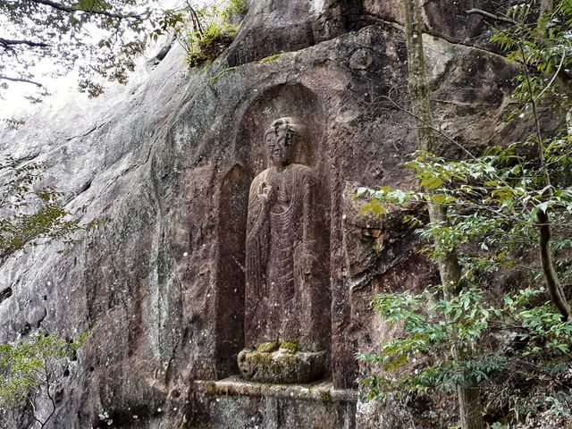 一番大きな磨崖仏:阿弥陀如来立像_石山観音公園