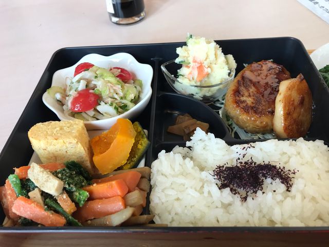 気まぐれランチ
味噌汁、サラダ、コーヒー付きます。_こころや