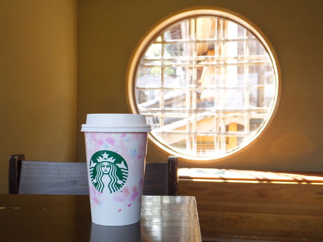 二寧坂に面した椅子席_スターバックス コーヒー 京都二寧坂ヤサカ茶屋店