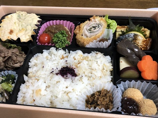 桃の節句で、お弁当を頼んで配達をしてくださいました。口コミの通り、どれも美味しかったです。_甍