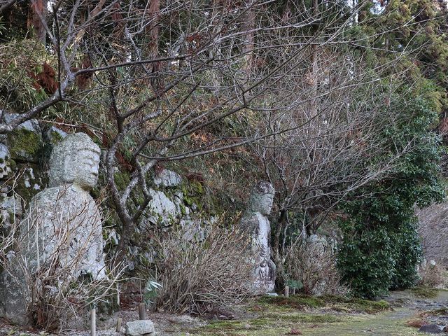鵜川四十八体石仏群の一部を移したという石仏。_慈眼堂