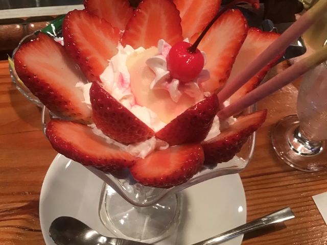 今年も楽しみに、いちごパフェを頂きました!_キルケゴール
