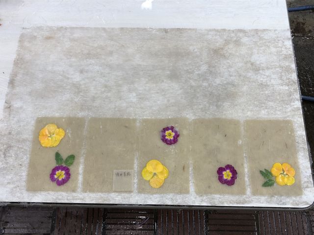すいた紙にお花を飾ります_ときがわブランディング工房 手漉き和紙たにの