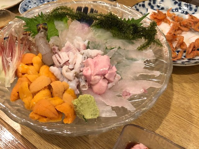 活きカワハギの肝たっぷりの刺身とウニ_魚っ魚家