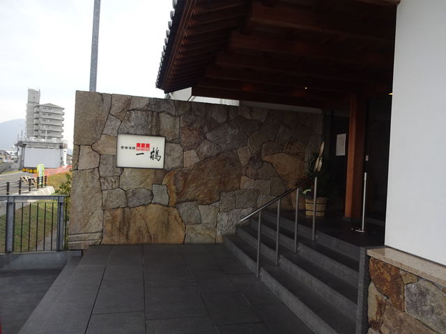 お店の入口です_骨付鳥一鶴 土器川店