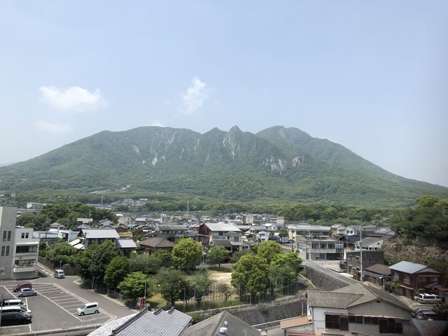 展望風呂の休憩所窓からみた普賢岳。
窓枠が額縁のようでステキ。この日は黄砂で曇ってたけどねー。_HOTELシーサイド島原