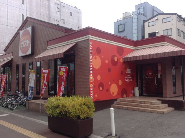 色鮮やかな店頭_ガスト 入間市駅前店