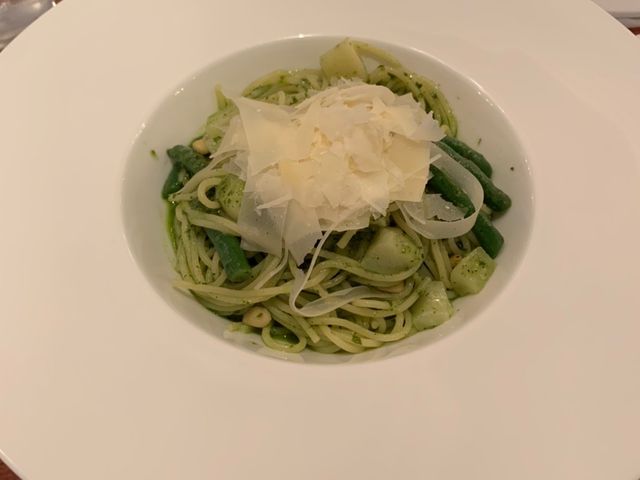 たっぷり掛かったチーズとバジルの風味が効いて美味しかったです!_イーストサイド・カフェ