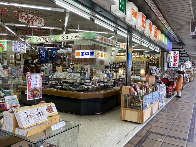 昔ながらの箱根を想像させる箱根湯本駅前の看板店_田中屋土産店
