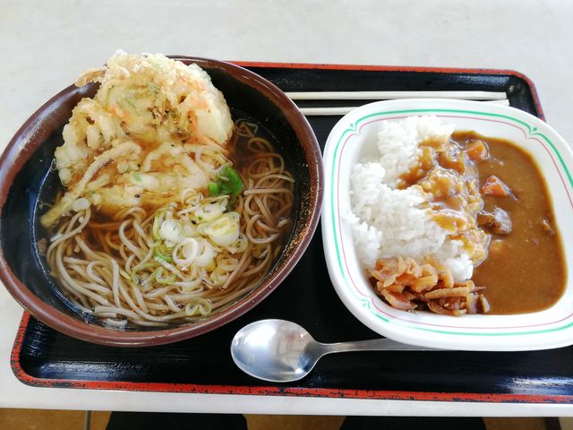 天ぷら蕎麦¥410円みにかれー¥230かき揚げは選べます。私は普通のかき揚げです。美味しいです。_海員生協本牧レストラン