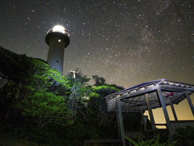 灯台と屋根付きの展望台に満天の星。_麦崎灯台