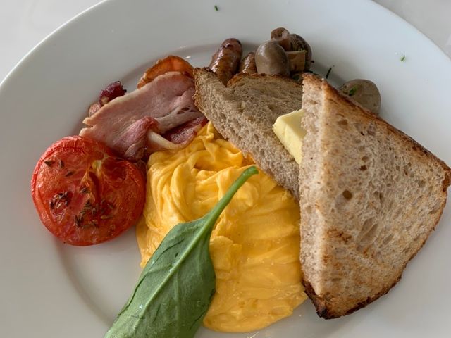 ベーコンとソーセージもスパイスが効いて美味しかったです!_bills・七里ヶ浜店