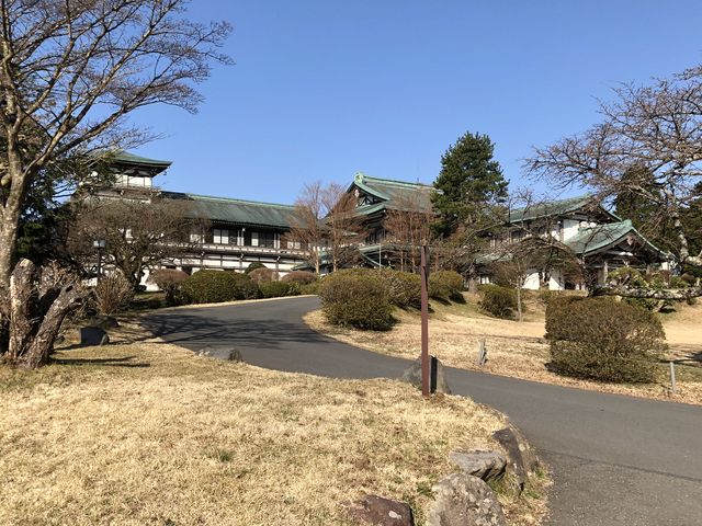 駐車場から見た龍宮殿_箱根芦ノ湖畔 龍宮殿