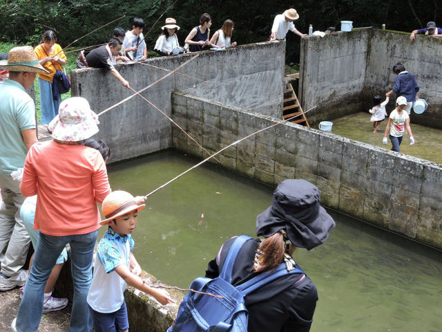 魚釣りとつかみ取り_水辺公園(帝釈峡)