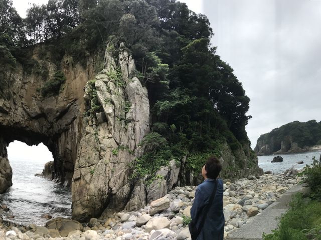 洞門からビーチの景色_白山洞門