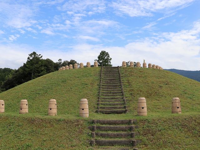 築造当時の様子が復元されています。_作山古墳
