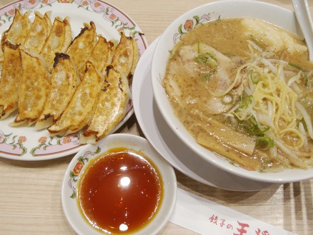 チューブでにんにくをたっぷりと追加しました。_餃子の王将 アリオ葛西店