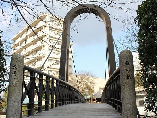 公園にかかる虹の橋。_四季の広場