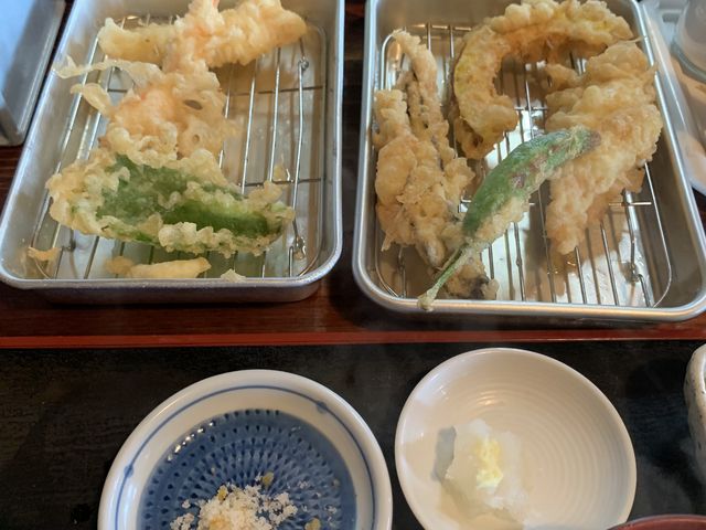 天定、次々揚げたてがやってきます。_天ぺい 宇佐柳ヶ浦店