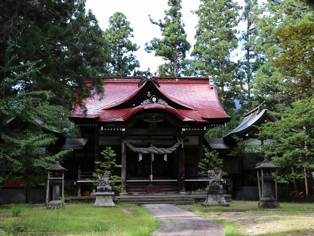 木々に囲まれた社殿。_朝浦八幡宮