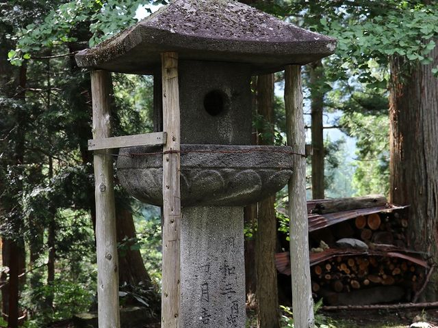明和3年造立の灯籠。_朝浦八幡宮