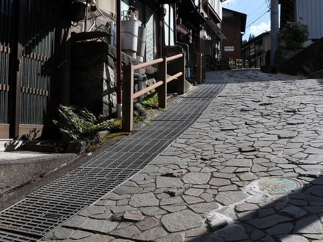 朝浦八幡宮を北に抜けたところにある神坂。_朝浦八幡宮