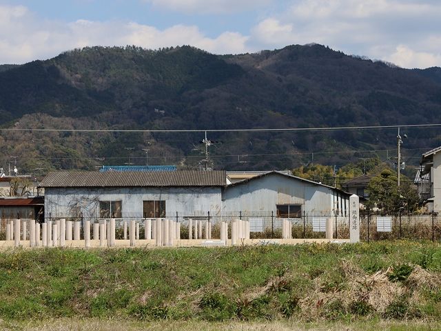 辻地区の居館域を西側から遠望。_纏向遺跡