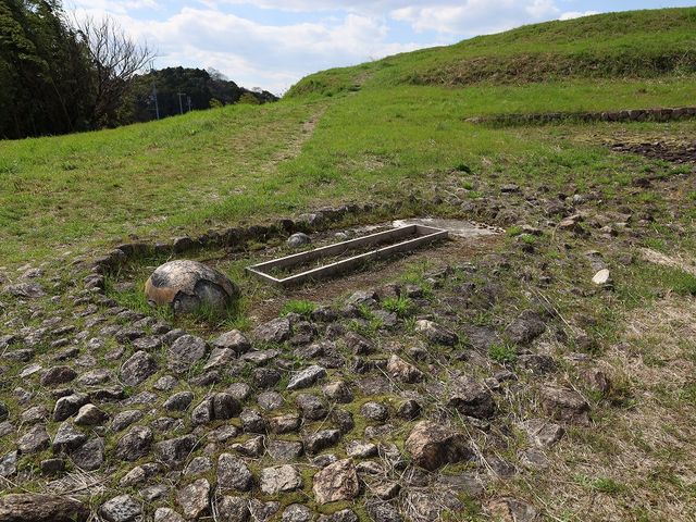 復元された葺石と前方部の埋葬施設。_ホケノ山古墳
