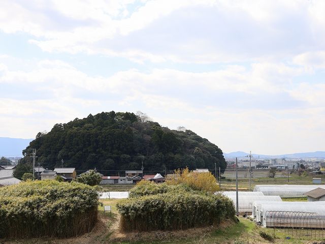 ホケノ山古墳から望む箸墓古墳。_ホケノ山古墳