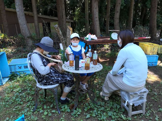 拾った栗その場で皮むきの練習。家に帰って沢山剥かなきゃね〜(^_-)_橋本栗園