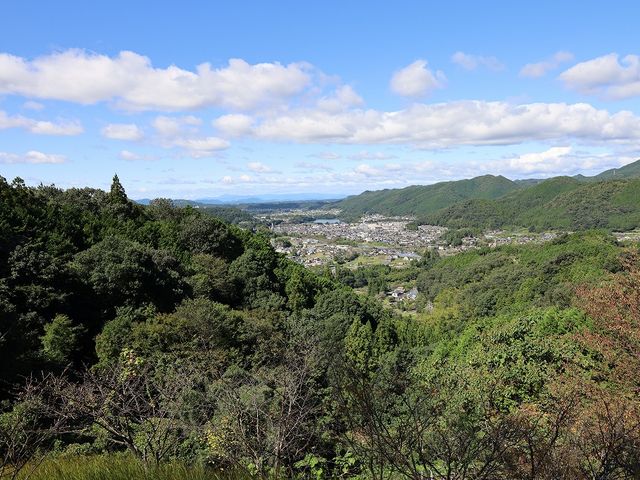 モニュメントからは八百津の町を遠望できます。_「命のビザ」モニュメント