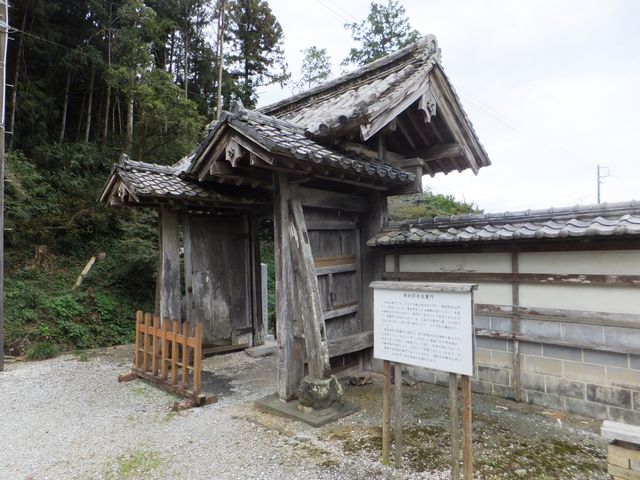 山門の建築様式は朝鮮の影響を受けているので高麗門とも言われる。_摩訶耶寺