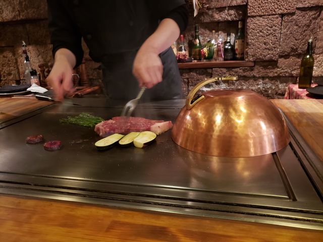 目の前で焼いてくれます。_ステーキハウスふさ 紅谷町店