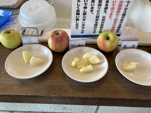 試食してからリンゴ狩りに向かいました(^ω^)_加藤農園
