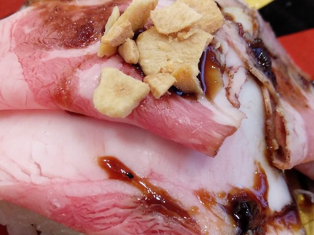 牛とろっ山盛りにぎり
〜焦がしにんにくソース〜・330円_かっぱ寿司 焼津店