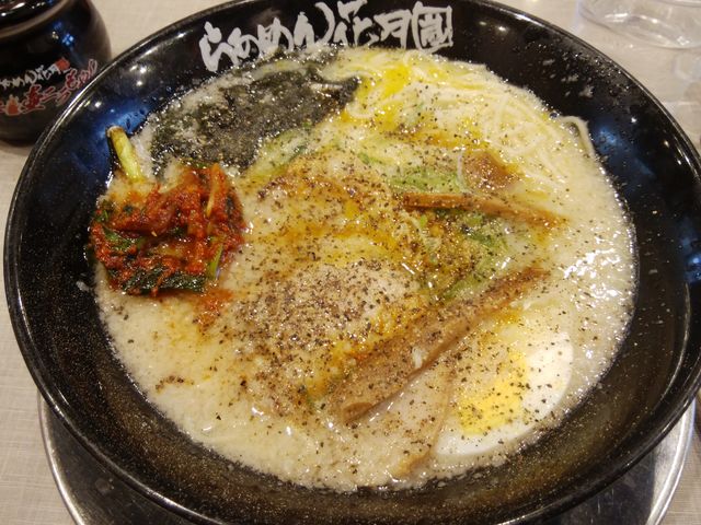 バターを溶かすと、まろやかな味わいのスープになります。_らあめん花月嵐西葛西メトロセンター1番街店