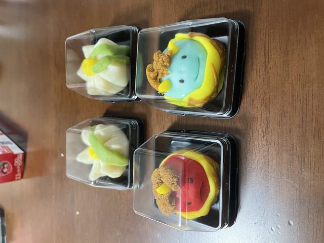 横向きですが、私が作った作品達です。水仙の中身は柑橘の餡で、オニさん達の中身はこしあんです。_手鞠庵