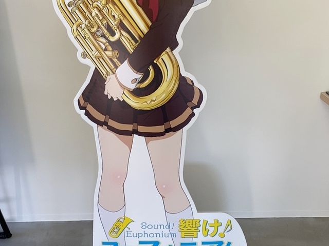 黄前ちゃんに、原作者武田先生のサイン入り。_JR宇治駅前観光案内所