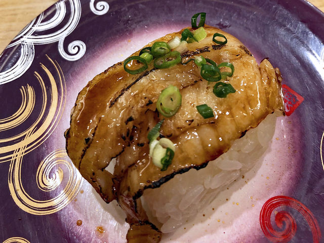 炙りえんがわ焦がし醤油_回転寿しトリトン 三輪店